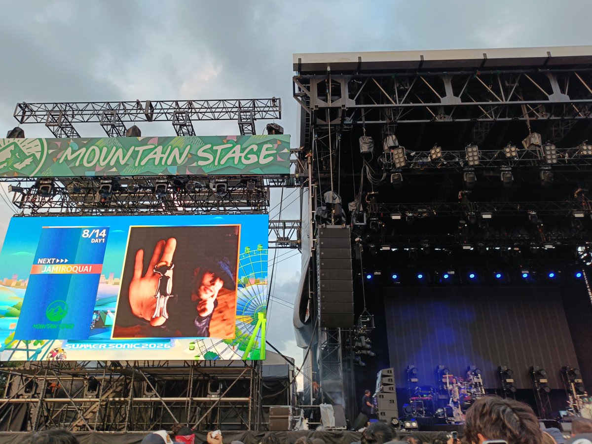 Tifbluesky's tweet photo. サマソニ3日間の中で1番見たいアーティスト、ジャミロクワイ本当に良かった
歳は取ったけど歌声は衰えてないしダンスのキレも健在（���を振り上げれば喝采😄）
グッズもアーティストの中では1番長い列が出来ていて売り切れるまでずっと続いていたようです
#summersonic #サマソニ大阪 https://t.co/XLr5gVesZP