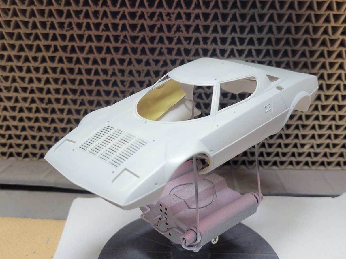 Pochiro1971's tweet photo. ハセガワ　ランチアストラトス1977サファリラリー　製作中です！
朝の涼しい時間になんとかサフを吹きました。
#ランチアストラトス　#サファリラリー　#ハセガワ　#カーモデル https://t.co/KaSGD3OfWi