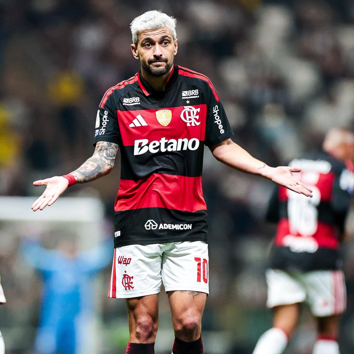 futtmais's tweet photo. Arrascaeta, em sua apresentação:

"Quero ser campeão aqui. O Flamengo tem um grande time, pode brigar por grandes coisas. O desafio é ganharmos tudo o que pudermos".

Desde então, foram 18 títulos pelo Rubro-Negro. Ao lado de Bruno Henrique, é o jogador mais vitorioso do clube. https://t.co/ohBhGli7aa