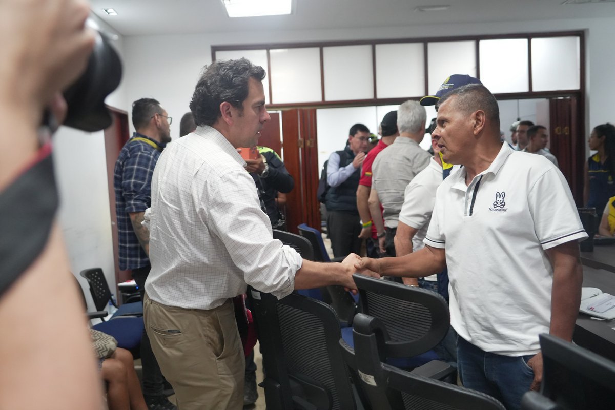 MinInterior's tweet photo. Tras posesionar al equipo directivo del #Mininterior en Bogotá, el ministro @Rodrigo_Lara_ llegó a #Pereira para liderar el seguimiento a las labores de rescate y atención humanitaria en Pereira y Dosquebradas. https://t.co/YYgP3Ehwa4