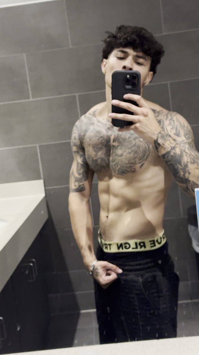cantfindace's tweet photo. Once I hit 500 subs I’ll start slangin my 🍆 on there and do more explicit content🥵 Link in bio 👀 #explore #viral #latino https://t.co/iMKpihMbpM