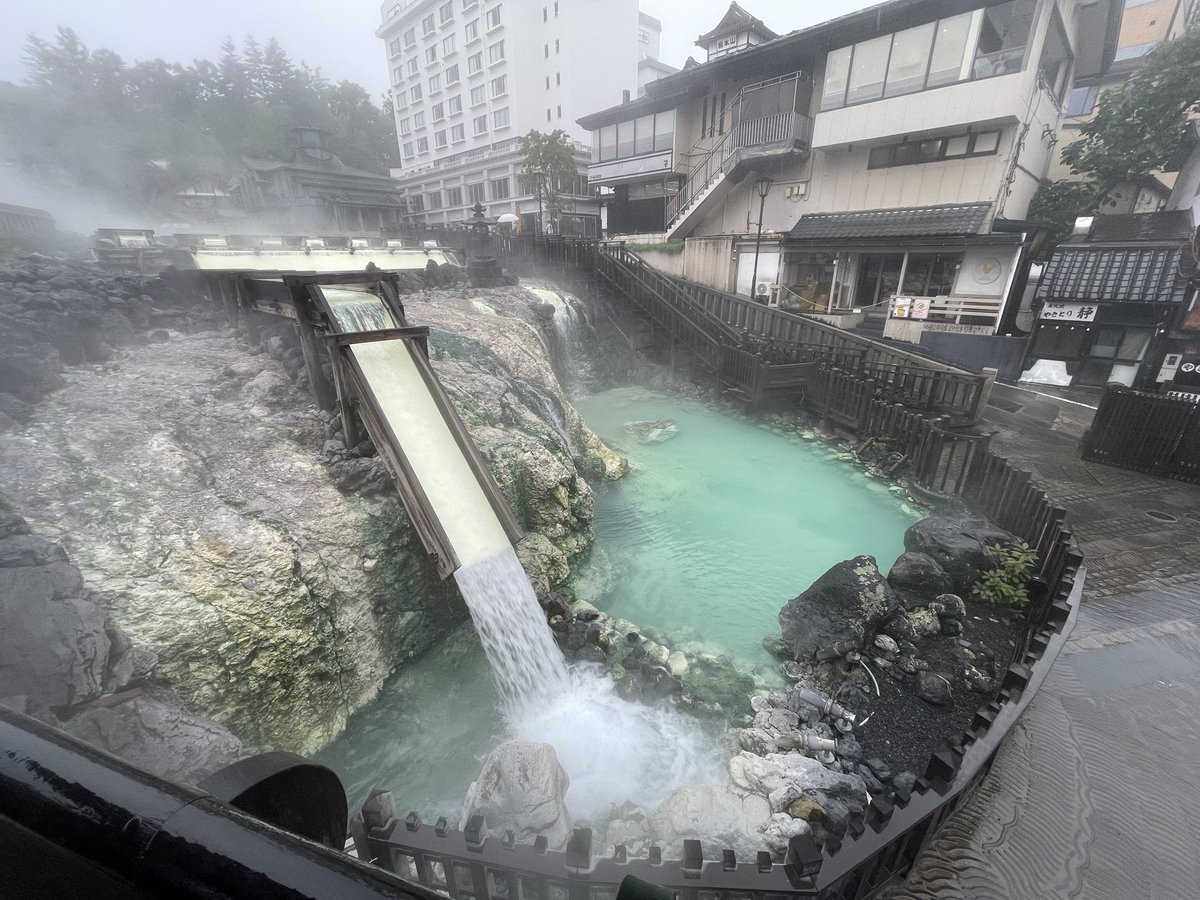 _Sibakichi_'s tweet photo. おはようございます。
早朝に湯畑に行って、足湯と共同浴場に入りました。共同浴場は熱すぎて無理でした。手桶に源泉を汲んで水で薄めて浴びました。 https://t.co/CqVer8RiuV