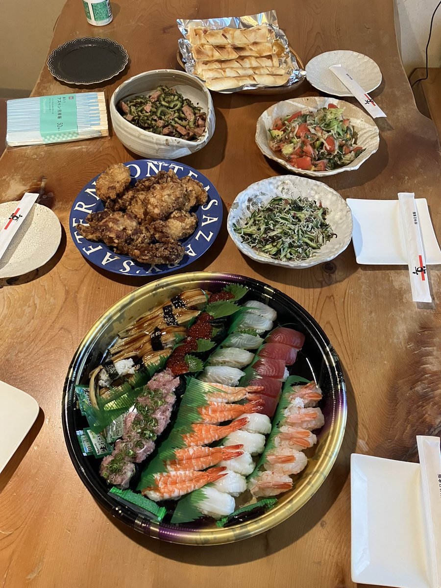 yurindream's tweet photo. 8月14日は、お盆の家族集まりでした。
料理を持ち寄りでお腹いっぱい🤭
そして弾き語り聴いてもらった😁
横浜にて(オリジナル)
新曲(オリジナル)
四季の歌
おはよう(オリジナル＊動画)
故郷
のぞみ新たに

酔っ払いながら身内だけなのでリラックスして歌いました。
久しぶりの集まり楽しかった😄 https://t.co/00HWC0ud3q