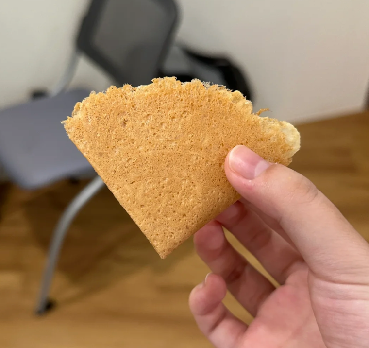 YoungerDryasX's tweet photo. 同僚さんが持ってきてくれたお菓子、名前は分からないけど、気づいたら一瞬でなくなってた…！めっちゃ美味しかった！！！ https://t.co/FOl7Upce2H