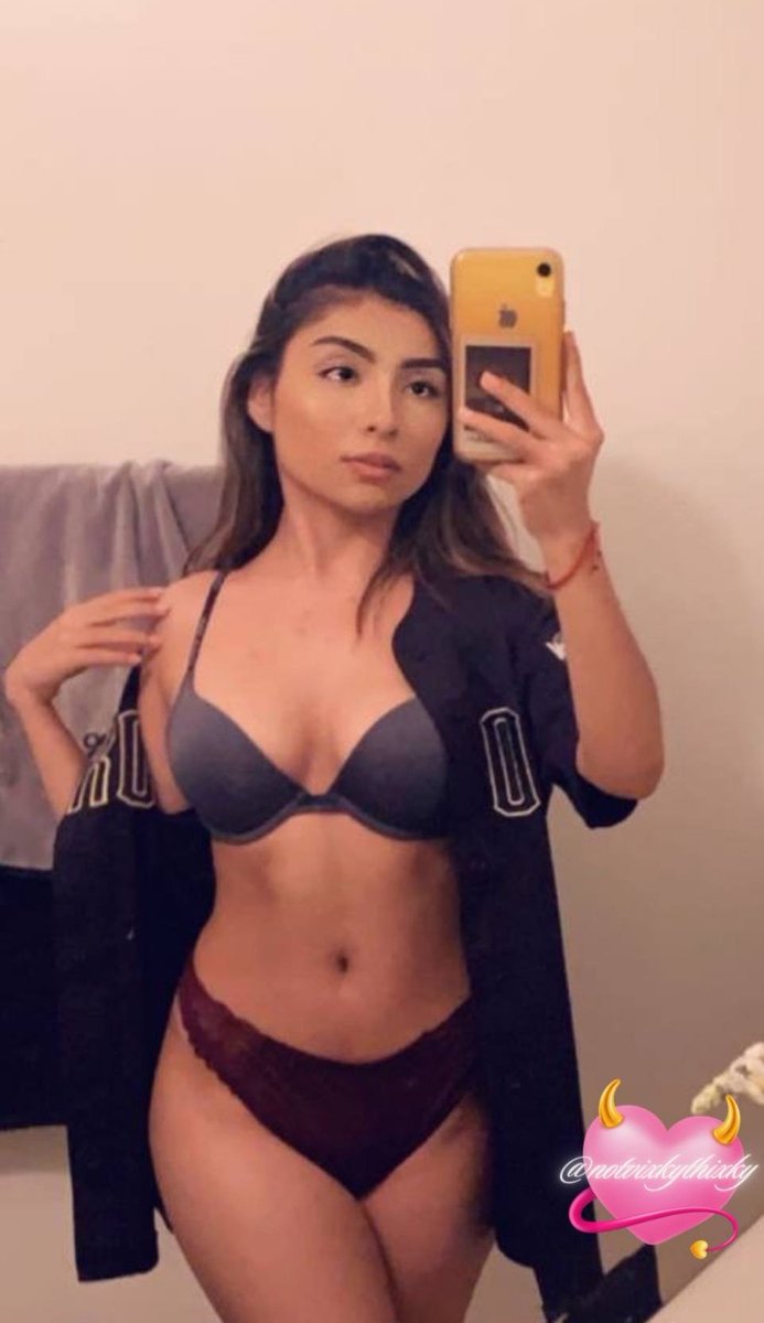 vickythickyyy's tweet photo. 4’9 and full of sweetness 🍭✨ https://t.co/taB6nsLjAy