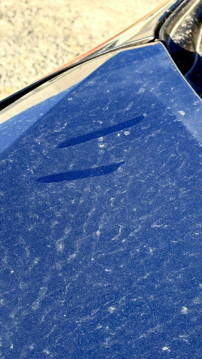 luisurbano_'s tweet photo. Nunca voy a entender por qué la gente se toma el atrevimiento de tocar un carro ajeno y encima hacer esto. https://t.co/wbSBnAdqHj