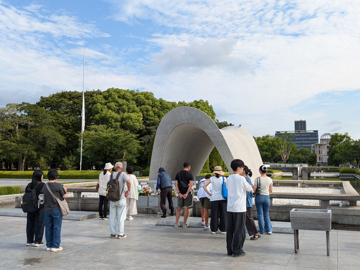 hamakaze2010's tweet photo. 今日は終戦の日です。
今年も広島市の平和記念公園を訪れました。

写真1、2枚目∶モニュメントの向こうに原爆ドームが見えます。偶然ですが平和の象徴ハトも佇んでいました。

写真3、4枚目∶国旗も弔意を表す「半旗」になっています。

先の大戦で亡くなられた方々のご冥福をお祈りいたします。 https://t.co/XsMujufVgD