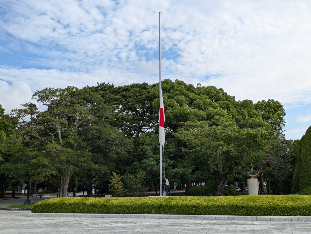 hamakaze2010's tweet photo. 今日は終戦の日です。
今年も広島市の平和記念公園を訪れました。

写真1、2枚目∶モニュメントの向こうに原爆ドームが見えます。偶然ですが平和の象徴ハトも佇んでいました。

写真3、4枚目∶国旗も弔意を表す「半旗」になっています。

先の大戦で亡くなられた方々のご冥福をお祈りいたします。 https://t.co/XsMujufVgD