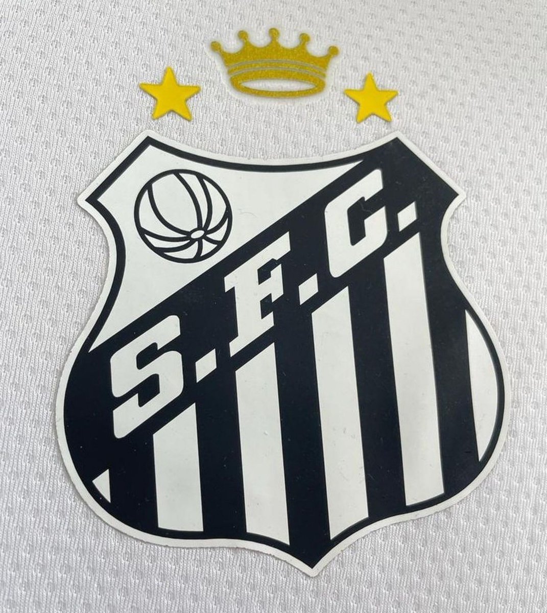 Noitedecopa's tweet photo. 🔎 CURIOSIDADE! ⚪⚫

O Santos é o único clube do G12 que não é de uma capital estadual. E, mesmo sem essa condição, que historicamente influencia diretamente no tamanho da torcida local e em outros fatores importantes, o Peixe construiu uma história simplesmente absurda:

🏆 Bicampeão Mundial
🏆 Tricampeão da Libertadores
🏆 Octacampeão Brasileiro
🏆 Campeão da Copa do Brasil
🏆 Mais de 20 títulos Paulistas, além de outras conquistas

⭐ Revelou o maior jogador da história do futebol

🇧🇷 É também um dos clubes brasileiros mais conhecidos e respeitados no exterior

Quando você para pra pensar em tudo o que o Santos construiu fora de uma capital, o tamanho dessa história fica ainda mais impressionante! 🤯🤯