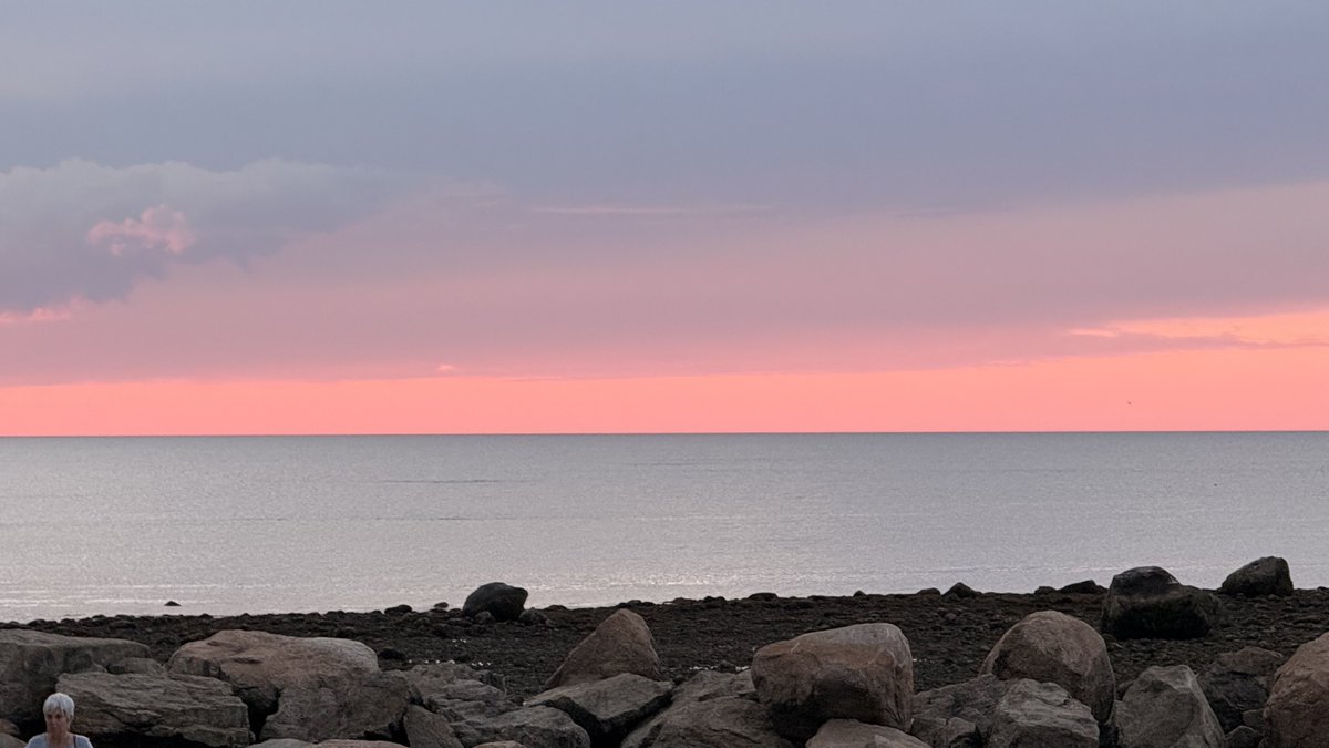 mmuhlfelder's tweet photo. Sailing into the weekend with a #calmocean and #capecodbay putting on a show https://t.co/yZ44ZMNXuc