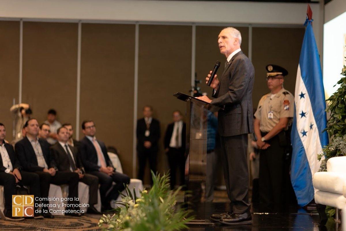 CDPCHonduras's tweet photo. La Comisión para la Defensa y Promoción de la Competencia inauguró el evento “Honduras: Hacia una Competencia Efectiva”, con las palabras de la Comisionada Presidente, Abg. Analina Montes, en representación de los Comisionados Suyen Muñoz y Erick Rodríguez, y con la distinguida participación del Presidente de la República de Honduras, Nasry Juan Asfura Zablah.

La jornada reunió a representantes de los Poderes del Estado, gobiernos locales, instituciones públicas, entes contralores, sector privado, academia, organismos nacionales e internacionales y demás sectores de la sociedad, a quienes la CDPC agradece especialmente por acompañar y respaldar este importante espacio de diálogo.

Esta amplia participación reafirma que avanzar hacia una competencia efectiva requiere del compromiso de todos. Desde la CDPC renovamos nuestro compromiso de promover mercados abiertos, eficientes y competitivos, con reglas claras e igualdad de condiciones, que generen mayor confianza, inversión, empleo y mejores oportunidades para la población hondureña.

Con la Competencia ganamos todos.