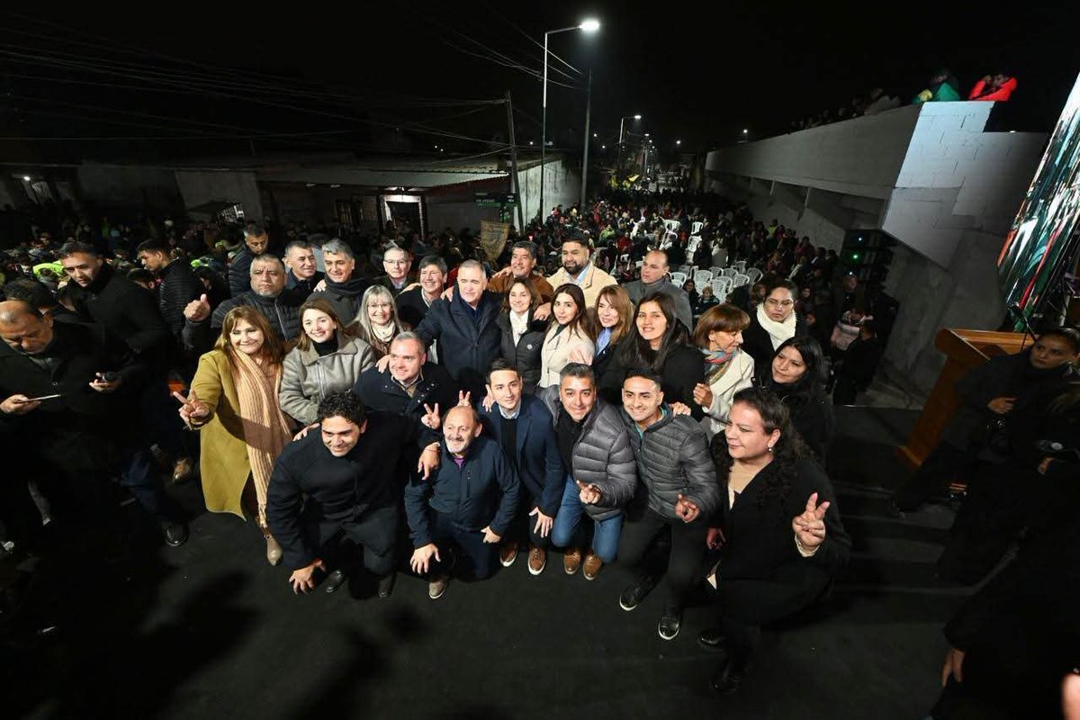 OsvaldoJaldo's tweet photo. 𝗔𝗹𝗱𝗲𝗿𝗲𝘁𝗲𝘀 | Seguimos transformando los barrios y generando oportunidades para nuestra gente.

🏘️ Volvimos a esta querida ciudad para acompañar una transformación que impacta directamente en la vida cotidiana de cientos de familias. En el histórico barrio 25 de Mayo inauguramos 40 cuadras con pavimento rígido y articulado, cordón cuneta, nuevas veredas y 97 columnas de alumbrado con tecnología LED.

💡 Estas obras permiten dejar atrás la tierra y el barro, mejorar la circulación y brindar mayor seguridad a quienes viven y transitan por la zona. Después de 20 años de espera, los vecinos y vecinas cuentan con la infraestructura que necesitan y merecen.

🏗️ En momentos en que los recursos nacionales escasean, en Tucumán decidimos no detener la gestión. Con planificación, equilibrio fiscal y una administración responsable, seguimos llevando soluciones a cada municipio y comuna. Porque gobernar es estar presentes y transformar las necesidades de nuestra gente en respuestas concretas.

⚽ También inauguramos la remodelación integral del Club Ateneo Parroquial, una institución emblemática de Alderetes que hoy cuenta con tres vestuarios nuevos, sanitarios renovados, 130 metros lineales de tribunas con capacidad para más de 2.200 espectadores, un salón principal de 200 m², nueva iluminación y un pozo de agua propio para el riego del campo de juego.

🤝 Más de 400 chicos y jóvenes, pertenecientes a más de 200 familias, encuentran en este club un espacio de contención, aprendizaje y crecimiento. La educación es siempre lo primero y el deporte, después de la escuela, es una herramienta fundamental para acompañar a nuestras juventudes y alejarlas de los flagelos que las amenazan.

✅ Cada obra tiene un propósito: mejorar la calidad de vida en el presente y generar más oportunidades para el futuro. Vamos a continuar sosteniendo una gestión que llegue a los barrios, fortalezca sus instituciones y entienda que la obra pública también es inversión social, seguridad, educación e inclusión.

👥️ Acompañamos esta jornada junto al vicegobernador, Miguel Acevedo; el vicepresidente primero de la Legislatura, Aldo Salomón; el ministro del Interior, Darío Monteros; la intendenta Graciela Gutiérrez; la diputada Gladys Medina; las legisladoras Maia Martínez, Edith Comolli, Patricia Lizárraga y Nancy Bulacio; el legislador Mario Leito; los intendentes Bruno Romano, de Juan Bautista Alberdi, y Francisco Caliva, de Tafí del Valle; el secretario de Transporte, Sergio Apestey; el representante de la Casa de Tucumán en Buenos Aires, Enrique Salvatierra; concejales y comisionados comunales.