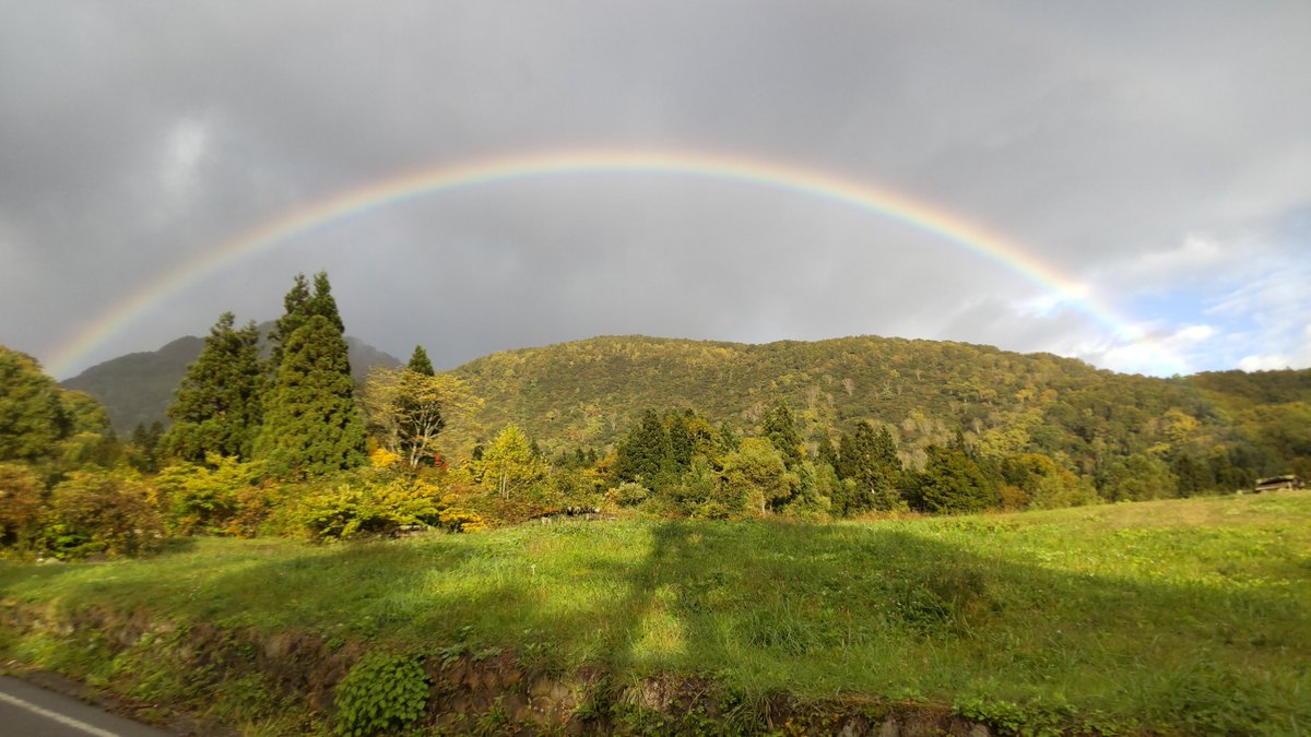 Kazuhiro585909's tweet photo. 昨年になります。
紅葉の妙高に、大きな虹🌈
秋の燕温泉で出会えた特別な景色です。
燕温泉・花文(はなぶん)♨️
A rainbow over autumn Myoko 🌈
A special moment at Tsubame Onsen.
#燕温泉 #花文 #妙高 #紅葉
#TsubameOnsen #Hanabun #Myoko https://t.co/G9oEurLPWn