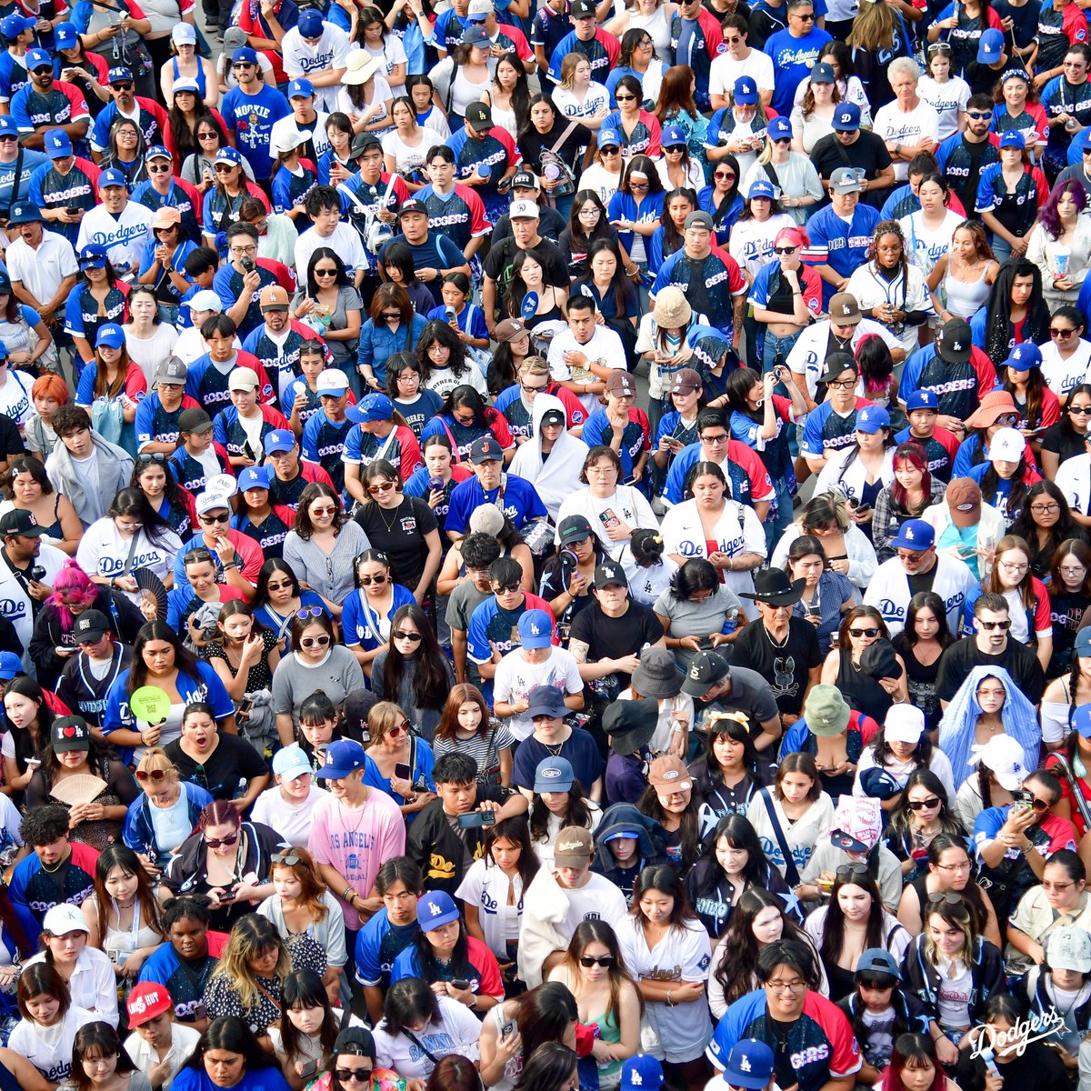 Dodgers's tweet photo. Celebrating Korean Heritage Night presented by Jinro at the ballpark with some special stars. 🇰🇷 https://t.co/uVfETHGwoc