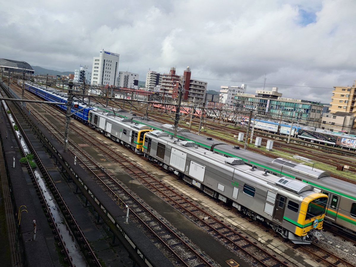 K9LOVElove's tweet photo. おはようございます😊🐧
GVぐんまちゃん水上
GV-E197系TS08編成＋12系5B　
高崎駅にて。
#GVぐんま水上　
#GVE197
#12系客車
#SLぐんま 
#高崎駅 https://t.co/MBTEnTLDSW