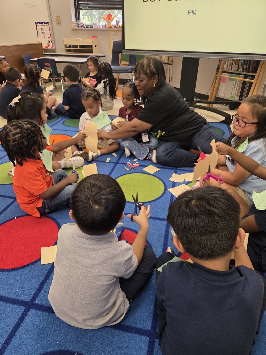 StacyMAmos's tweet photo. Centers and small group scissors practice for PK today! #HardWork @HicksTigers @AliefPreK https://t.co/e1K792c4gD