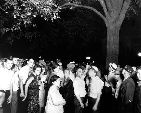labushouk's tweet photo. in Citizen, Claudia Rankine removes the body of a lynched black person to afford them dignity in death. in the absence of the black body, what you're confronted w/ is the unbearable whiteness of the scene/violation. the lynch mob is now the subject of scrutiny, not the deceased. https://t.co/bUmoEhM2Ei