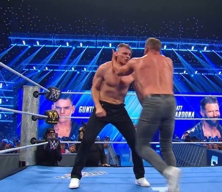 WrestlingHumble's tweet photo. This is a proper impromptu match with both wrestling in jeans. https://t.co/LTWlz8SV1r