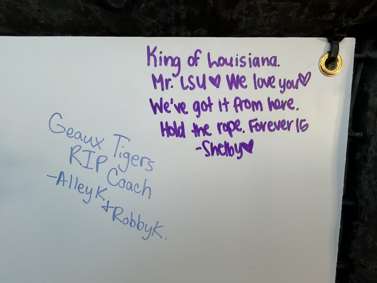 JacquesDoucet's tweet photo. . @LSUbaseball fans paying their respects to the 🐐 Skip Bertman at his statue outside of Alex Box Stadium. #LSU https://t.co/U7HlnLGp11