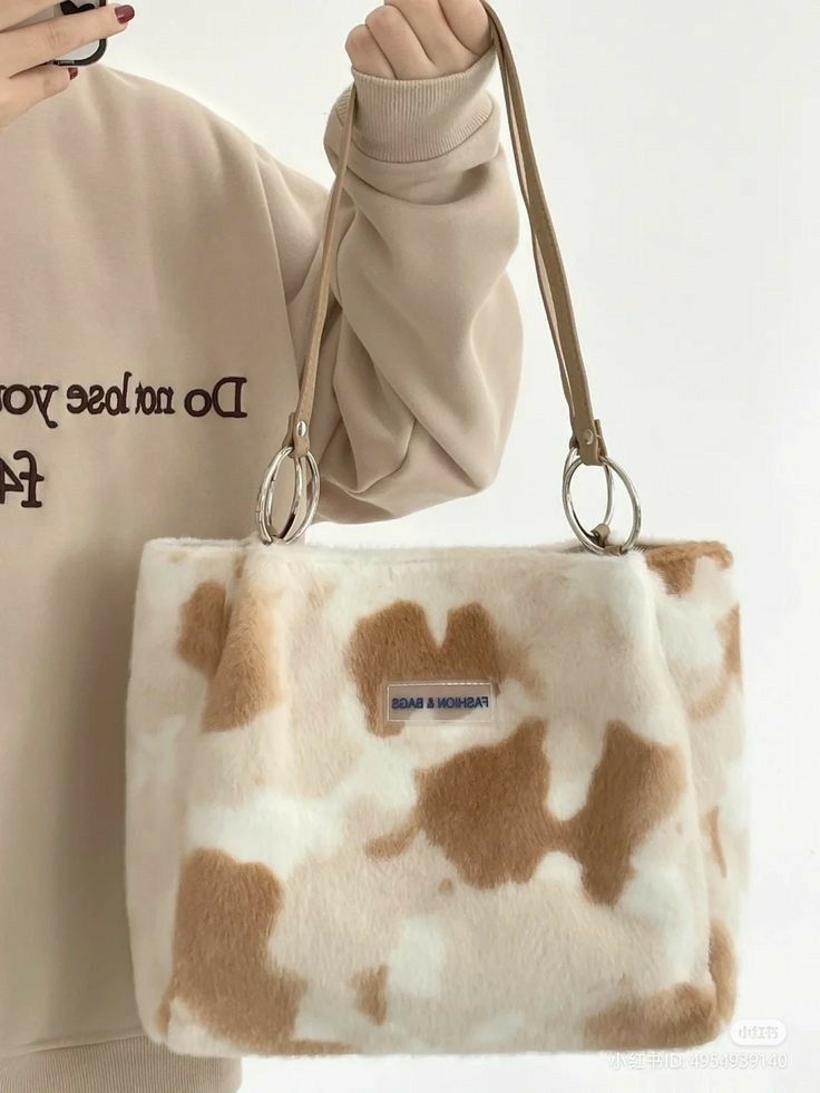 IfaSora's tweet photo. PLIIIISSS.... ini gemes banget tas bulunya 😭🤲 Bikin OOTD instan keliatan cozy dan estetik. Buat yang suka bawa banyak barang tapi tetep pengen keliatan stylish, ini sih 10/10 🥺💖 https://t.co/zAQXaAtAhT