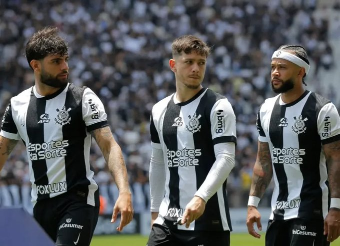 goldocorintians's tweet photo. jogo dramático, as 11 horas da manha, calor do crl, uniforme 3 diferenciado

Golaço do Memphis e comemoração no estilo KING KONG https://t.co/hZzxqSzC36