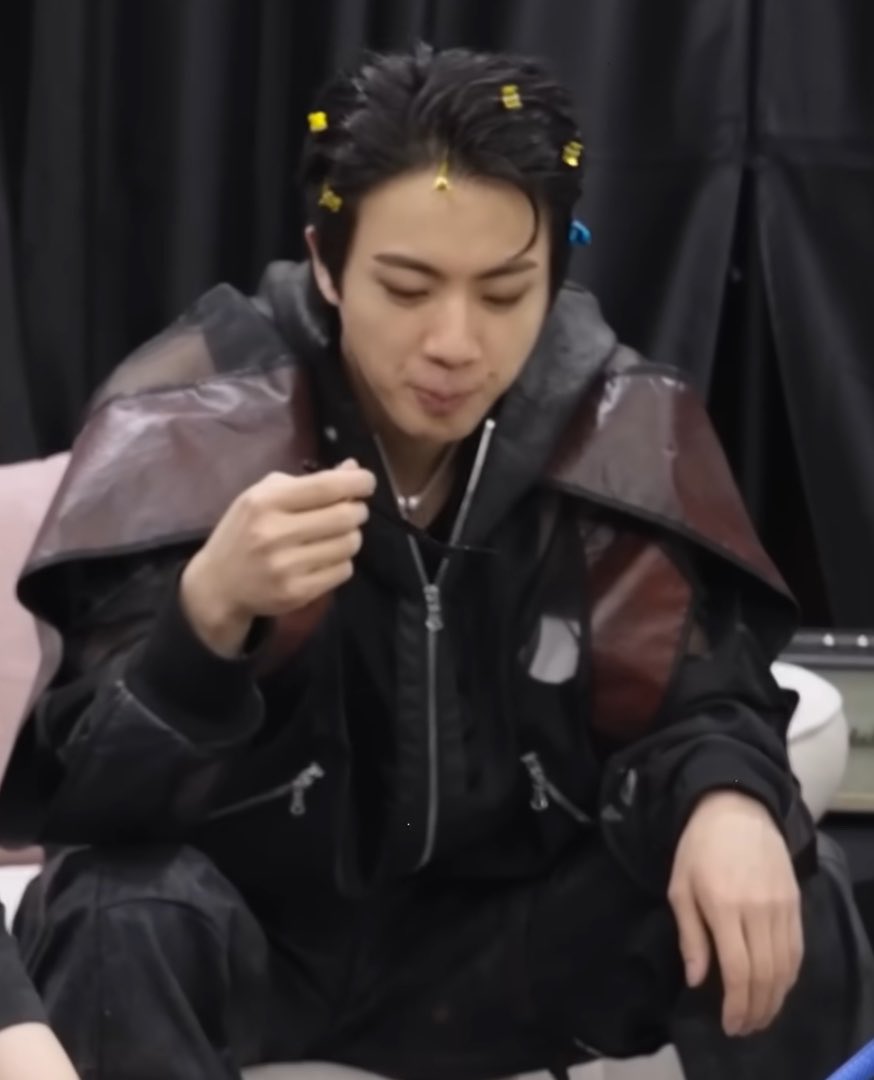 bonabtsjin's tweet photo. このパーフェクトな前髪がこのたくさんのクリップによって作られているのだと思うと https://t.co/ruXvZjIlLp