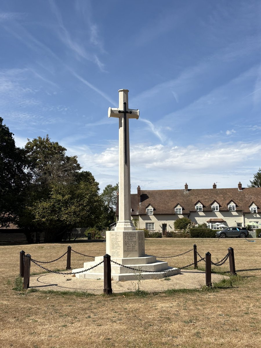 BritishEigo's tweet photo. まだ非常に暑いです🥵
①古い橋(ベッドフォードシャーの田舎の村)
②Great Ouse川　(近くに若者たちが水着でゴロゴロしていた)
③ 飛行船の格納庫(馬鹿でかい！）
④ 村の広場にある戦争記念碑 https://t.co/HuMmSBCeJ6