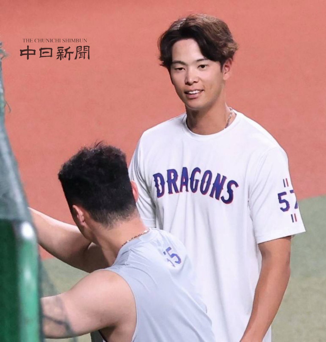 chunichiphoto's tweet photo. 【ドラゴンズ】  1軍に合流し、細川選手にあいさつする花田選手 #中日新聞 #中日スポーツ https://t.co/mfQsTEAUq6