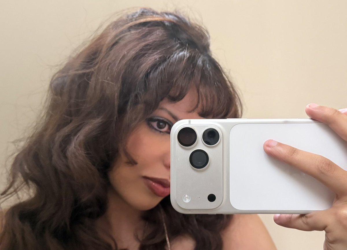 ilaxol's tweet photo. guess who inspired today's look https://t.co/ry5EMWuPiR