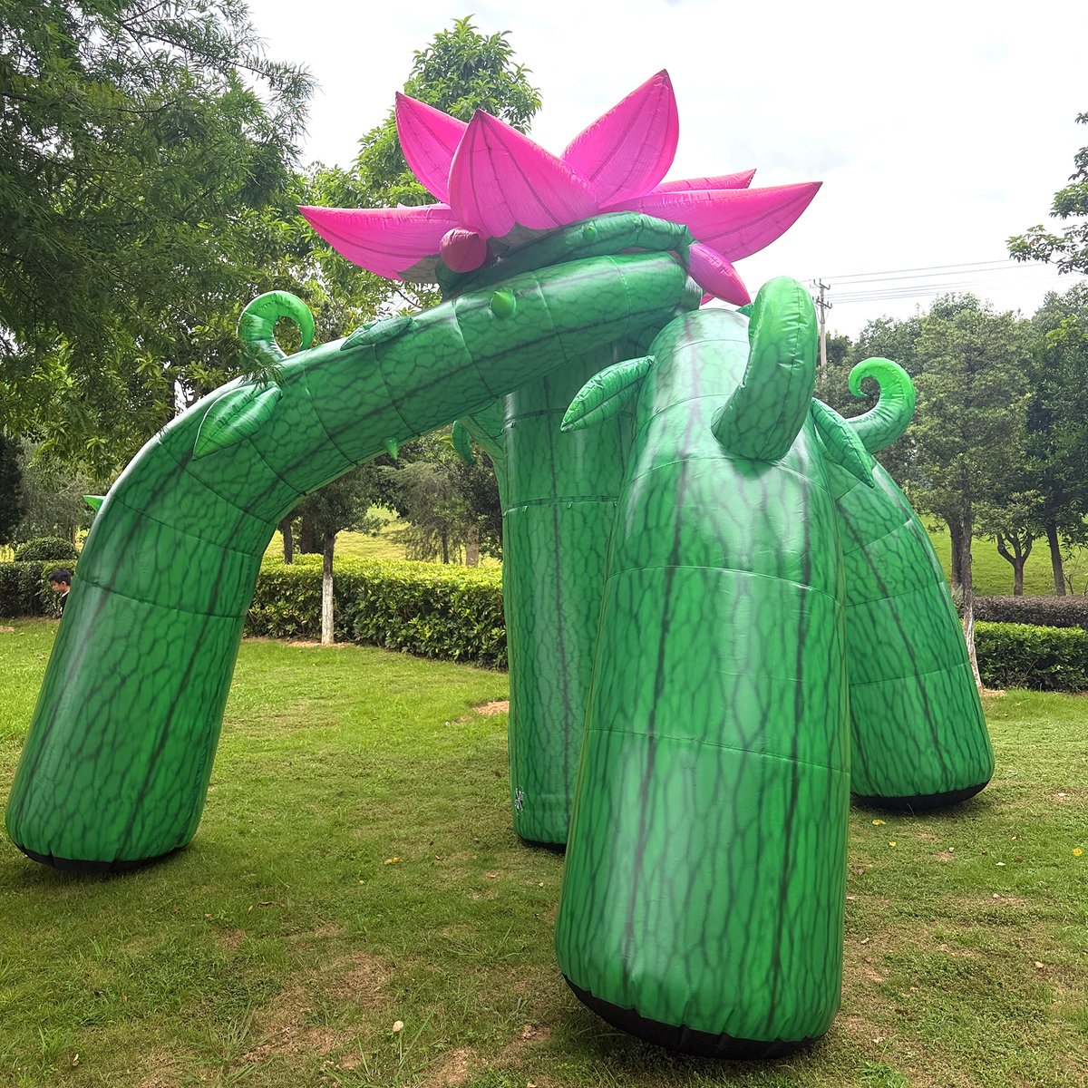 juluomi's tweet photo. Inflatable plant tent. You can do anything under the vines. #InflatableFlowers https://t.co/iXlBkwmo8K