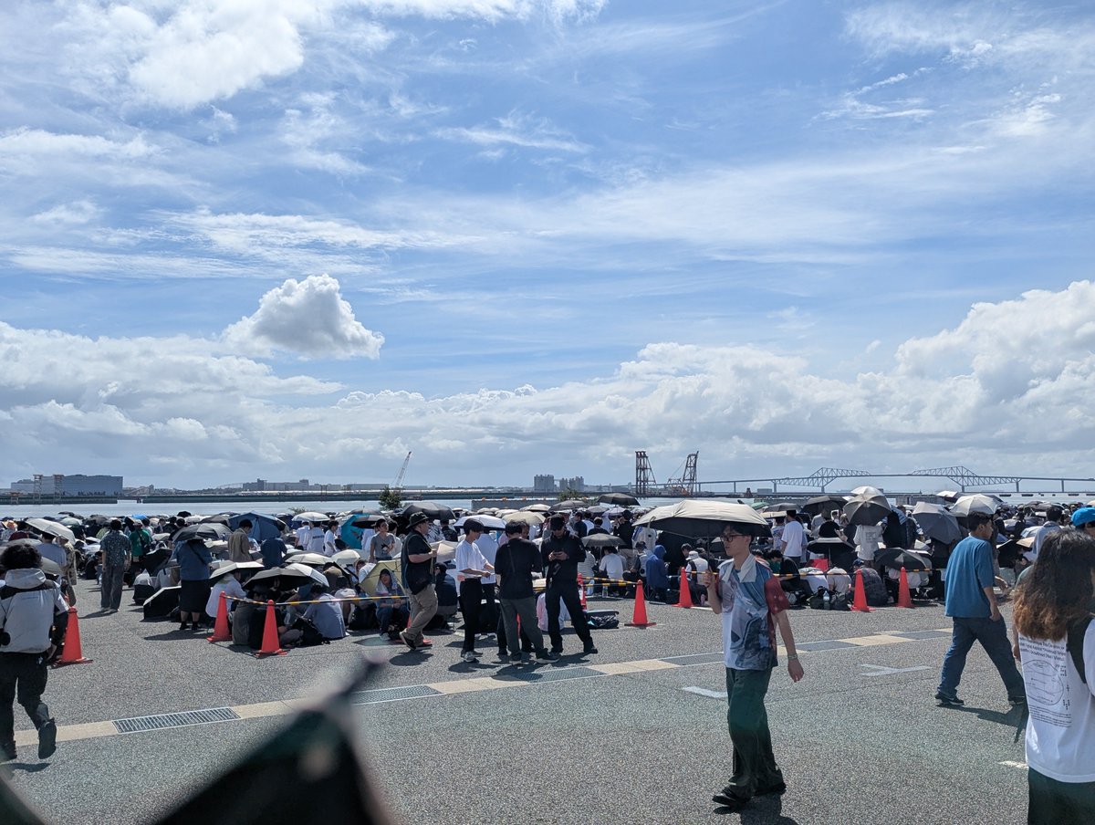 PTouhou's tweet photo. コミケです。
快晴!! ちょ～暑い!!
天気予報さん、曇りとか言ってたじゃないですかー
#C108 https://t.co/elHXoNPxaC