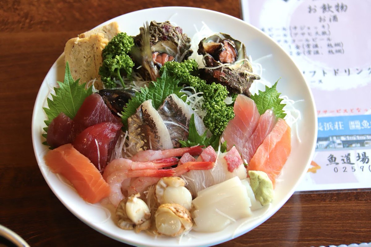 tsumuri_f5's tweet photo. 佐渡島の長浜荘さん。夕食がもはやグルメの暴力だった。

一泊2食付き11,000円。

※写真で一人前 https://t.co/ubtidXUBM8