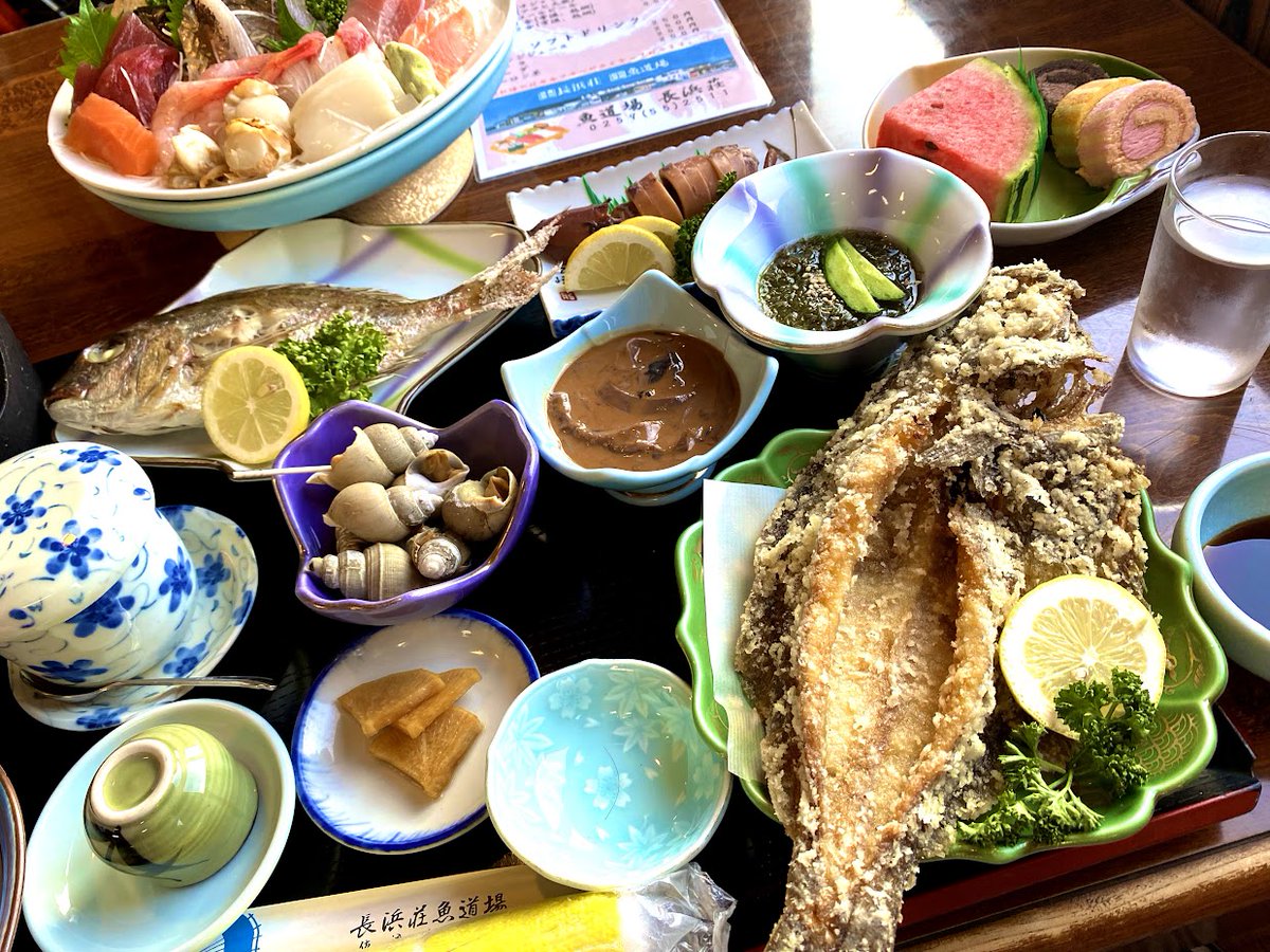 tsumuri_f5's tweet photo. 佐渡島の長浜荘さん。夕食がもはやグルメの暴力だった。

一泊2食付き11,000円。

※写真で一人前 https://t.co/ubtidXUBM8