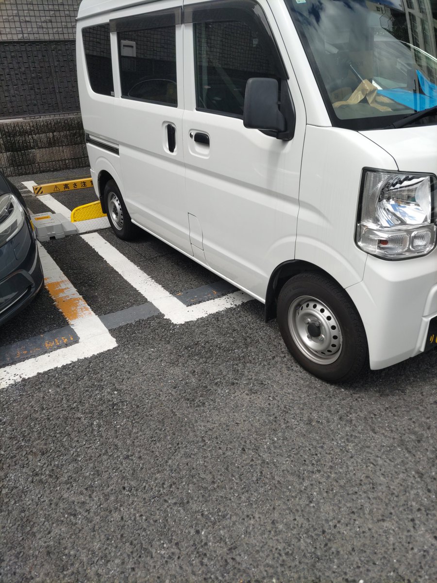 matchKoyama's tweet photo. とあるコインパーキングでどんだけデケェ車だよと思って近づいてみたら逃げる気満々の◯◯ゾン配達の軽だった
ホ��トに逃げたら犯罪？どう言う罪になるんだろ？
◯◯ゾンさんはこういう事に加担してる可能性がある事を自覚して物流を根底から考えてほしい https://t.co/Q4BMC4i0OR