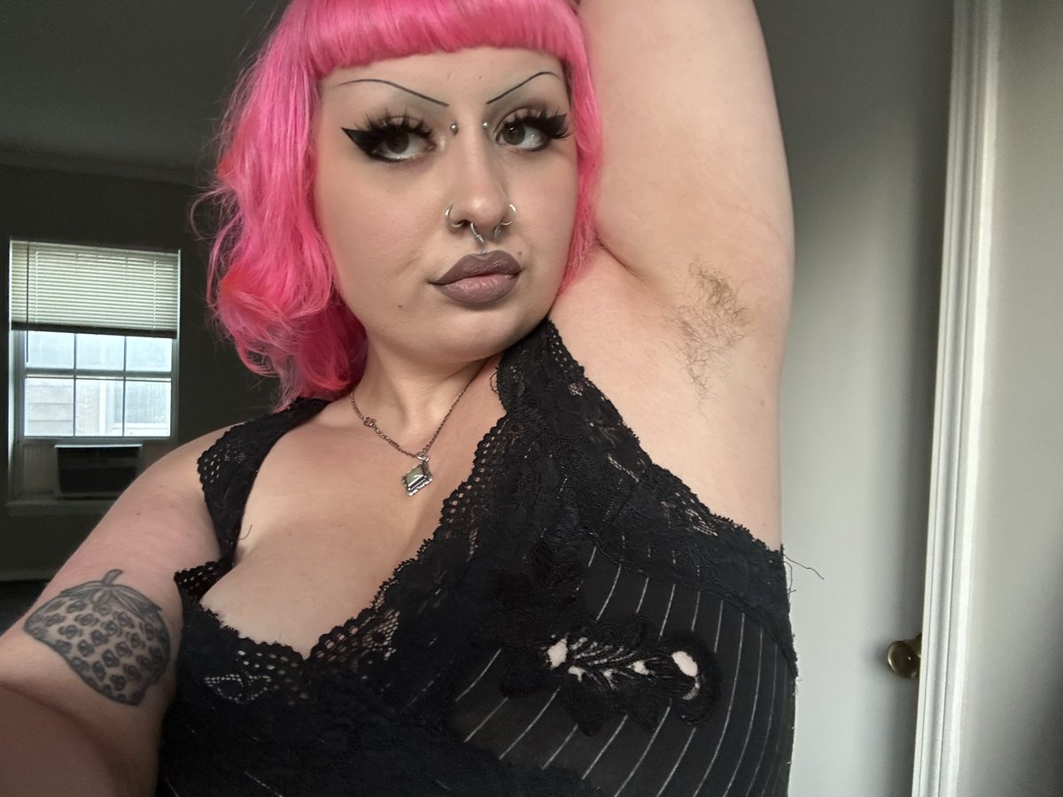 LadyOhBitch666's tweet photo. take a whiff let mommy’s armpits possess you https://t.co/KrKv2Pd5CT
