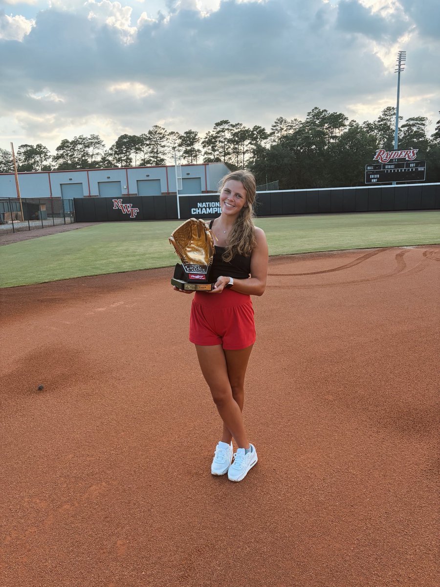 WarrickIsabelle's tweet photo. So grateful to be awarded @RawlingsSB golden glove!! Thank you for everyone who has helped me accomplish this ❤️#raiderraider https://t.co/eH6cj7g5dH