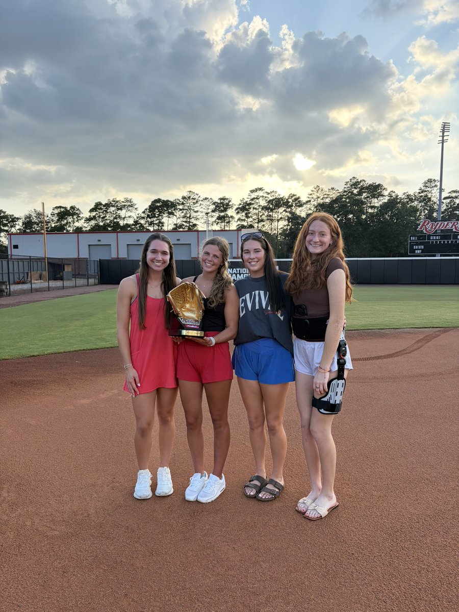 WarrickIsabelle's tweet photo. So grateful to be awarded @RawlingsSB golden glove!! Thank you for everyone who has helped me accomplish this ❤️#raiderraider https://t.co/eH6cj7g5dH