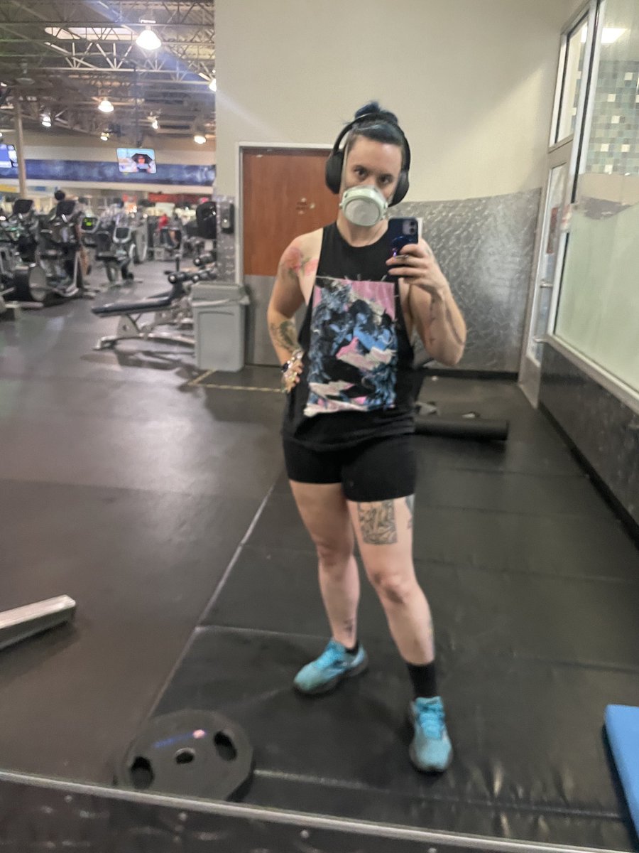 Silver_Siphon's tweet photo. Gym time and picked up my Build Book for Crow. Entered him in our local con’s cosplay contest tomorrow, so wish us luck!
#destiny2cosplay https://t.co/HmpJzEr0wc