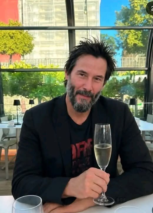 KeanuReeveidtx's tweet photo. Do you like roses 🌹 or you love which flowe https://t.co/KGIX2m6pcj