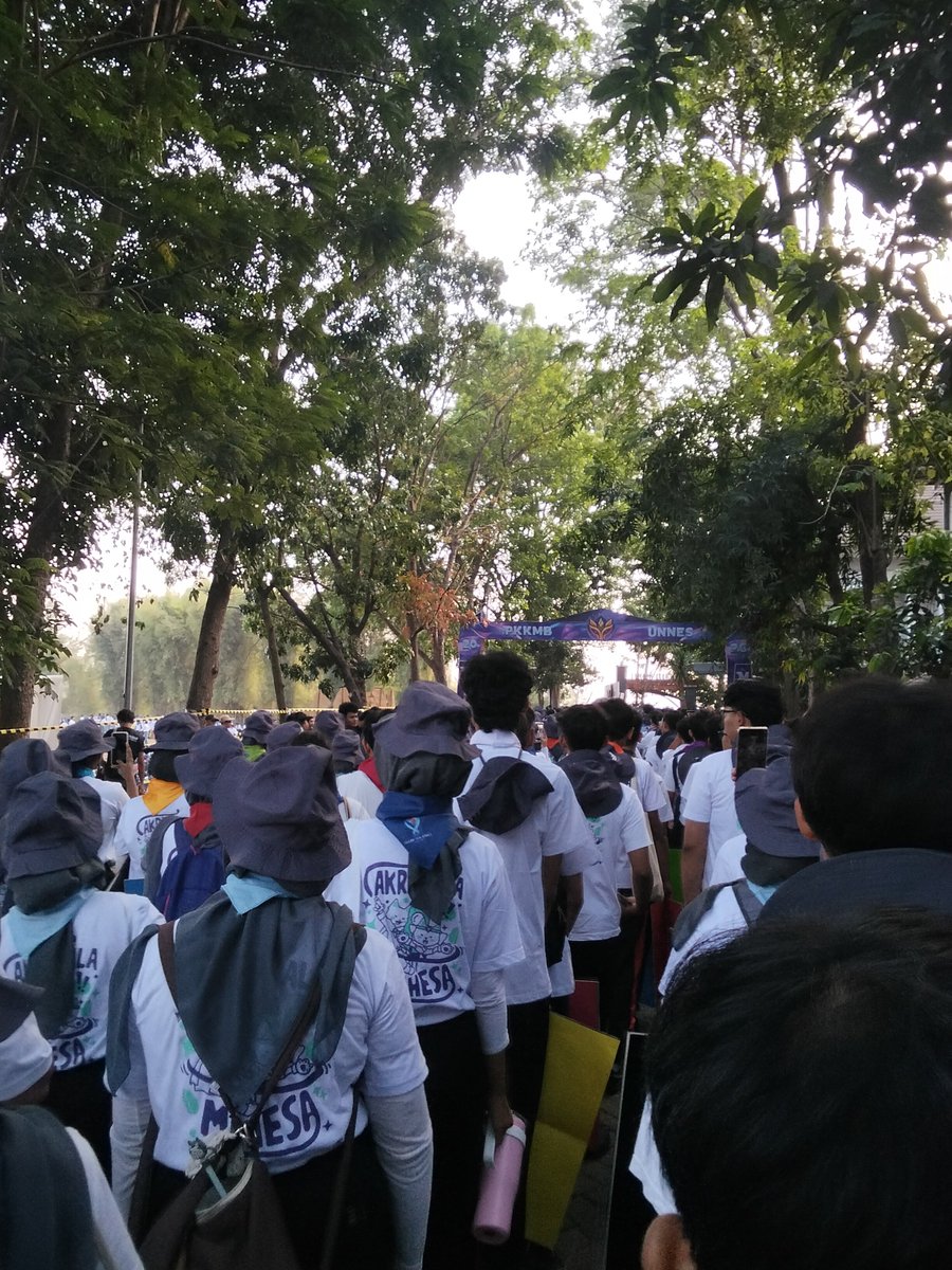 euphor_io's tweet photo. TM PKKMB : first day brangkat jam 4 pagi ke unnes?! but so far so good, make a lot of good friends from every faculty kkk. terharu denger narasi pas papermob jg hwhwhwh https://t.co/qCu647hWbU