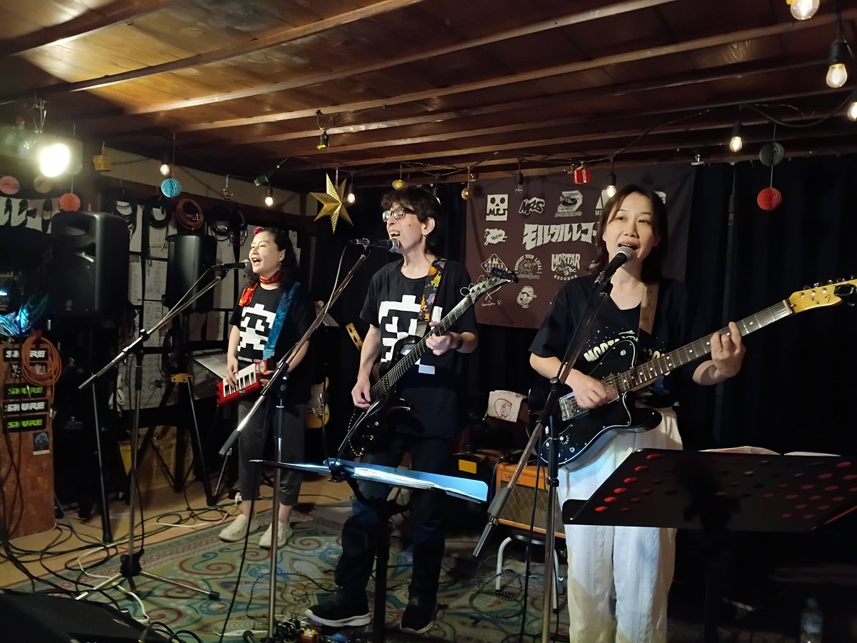 yok_accomp's tweet photo. 一昨日、8/13（木）は突然段ボール＆石川浩司さんを観に熊谷・モルタルレコードに。初突然段ボールライブ、いきなり自分の好きな「飲み水」から始まってテンション上がりました。片づけ中にお邪魔して申し訳なかったのですが、次回チケット購入＆「ワカラナイ」CDにサインもいただき、嬉しかった～。 https://t.co/vmF4UXhKTV