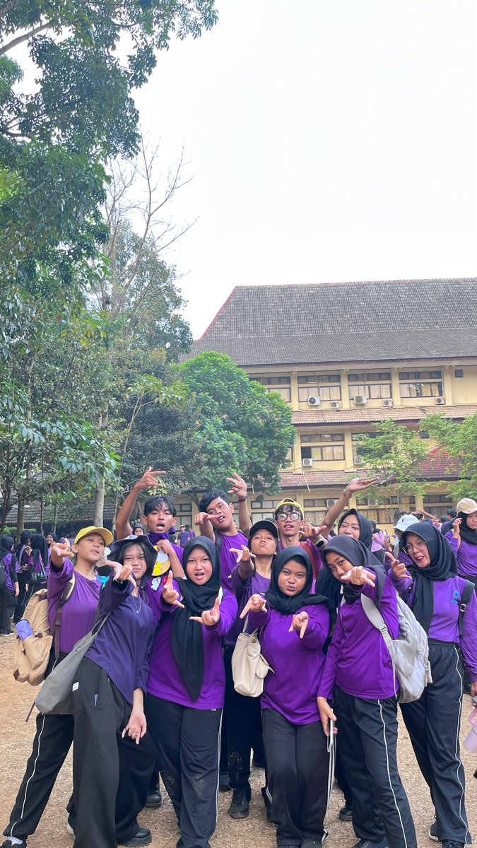 euphor_io's tweet photo. Day 2 PKKMB fakultas : cuapek pol karna mintain stempel sana sini dan chaos TP BEST DAY KARNA BERTEMU SEMUA PBI?! seru seruan sama a lot of my friends pas ultrasan. terus malem nya ada welcoming party sampe jam 11 tp no dokum yyy. FORZA LA VIOLA! https://t.co/2OJvuGYSVM
