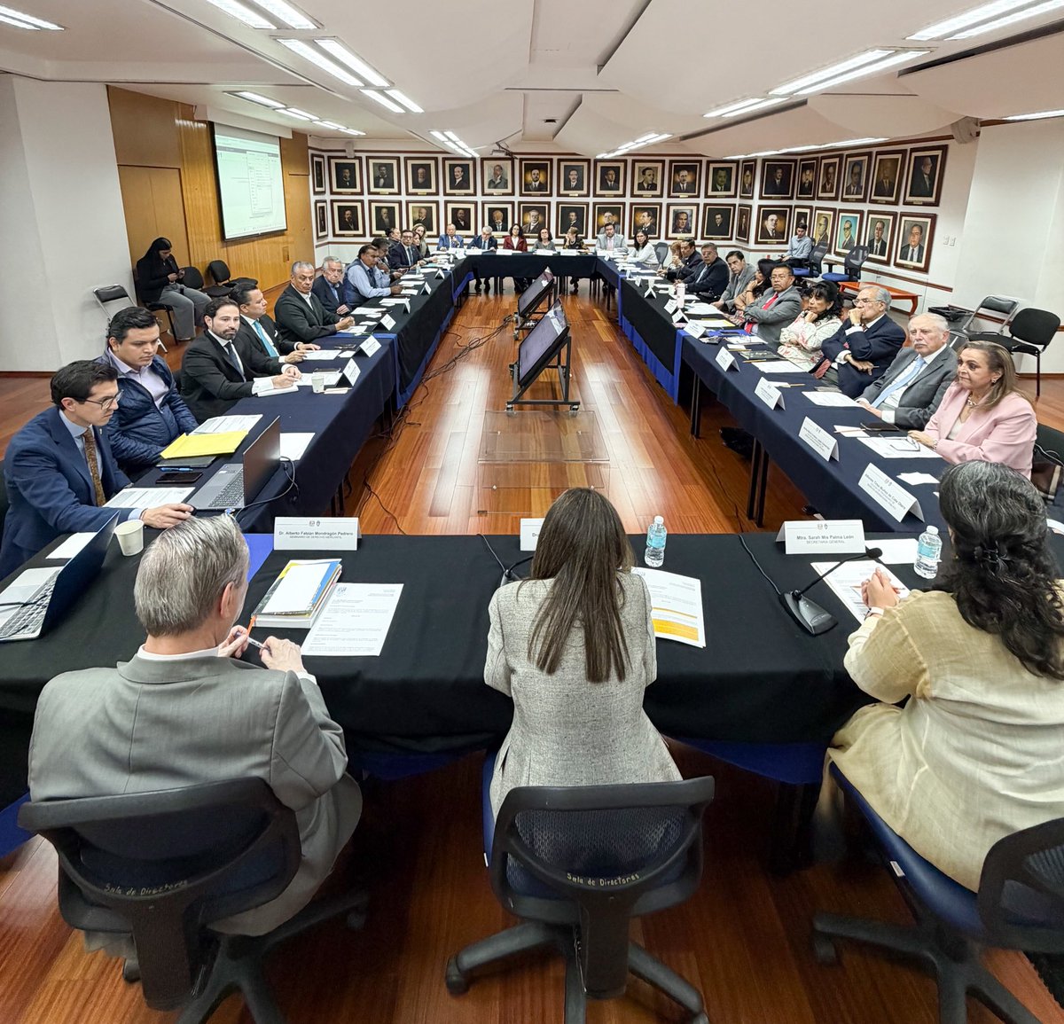 DerechoUNAMmx's tweet photo. Nuestra Facultad es resultado del trabajo colectivo de su comunidad académica.

Compartimos algunos momentos de la reunión de trabajo con directoras y directores de Seminarios, así como presidentas y presidentes de los Colegios de Profesoras y Profesores, un espacio de diálogo, https://t.co/m4hOoASBX3
