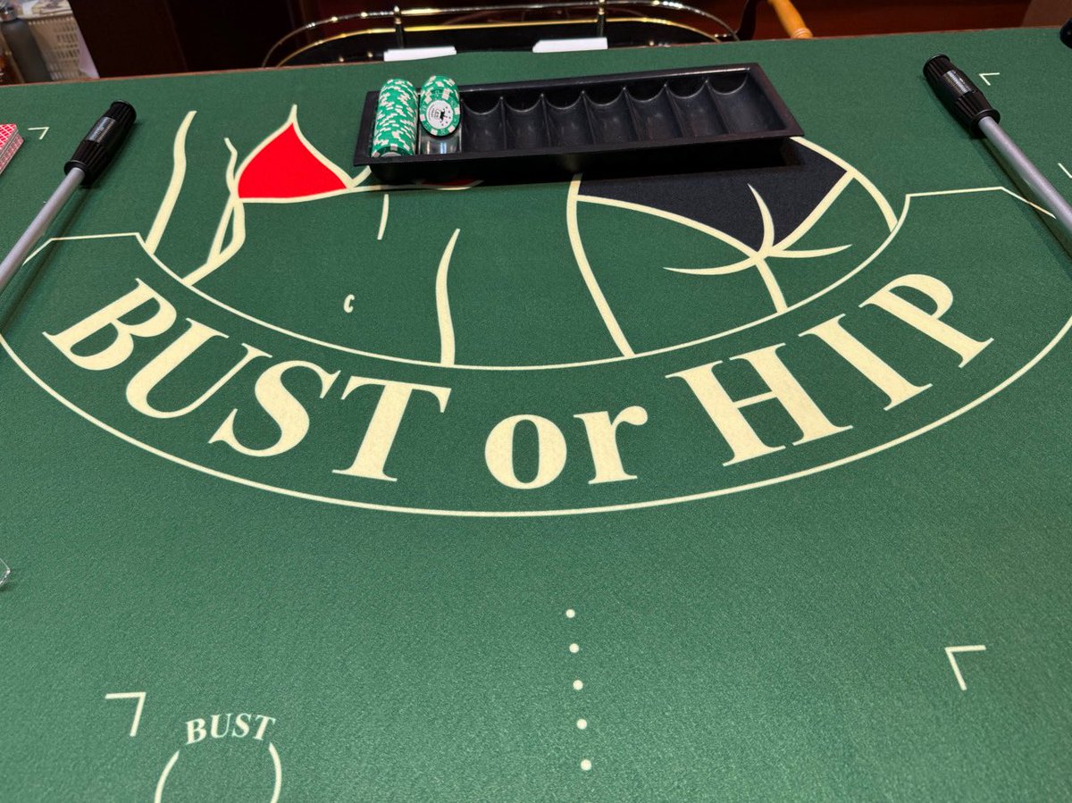 gamebokusan's tweet photo. ブラウンダスト2はアホなので企業ブース内にRed or Black ではなくBust or Hip を当てるカジノがある https://t.co/Qa56xPFm7S
