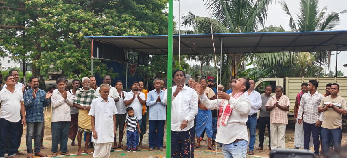 BurmaSanjay's tweet photo. ୮୦ତମ ସ୍ୱାଧୀନତା ଦିବସର ଅଭିନନ୍ଦନ

ପବିତ୍ର ୮୦ତମ ସ୍ୱାଧୀନତା ଦିବସ ଅବସରରେ ବ୍ରହ୍ମଗିରି ବ୍ଲକ ଗୋରୁଆଳ ଛକଠାରେ ଜାତୀୟ ପତାକା ଉତ୍ତୋଳନ କରି ଦେଶର ସ୍ୱାଧୀନତା ପାଇଁ ଅମୂଲ୍ୟ ବଳିଦାନ ଦେଇଥିବା ମହାନ ସ୍ୱାଧୀନତା ସଂଗ୍ରାମୀମାନଙ୍କୁ ଶ୍ରଦ୍ଧାର ସହ ସ୍ମରଣ କଲି। https://t.co/4Xrn4KNVNk