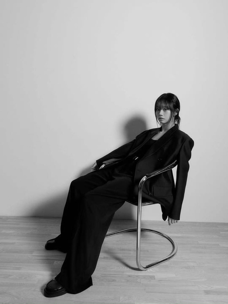 ManangRhiGla's tweet photo. lee hyeri in a black suit, that’s all https://t.co/aKOUfY8oxy