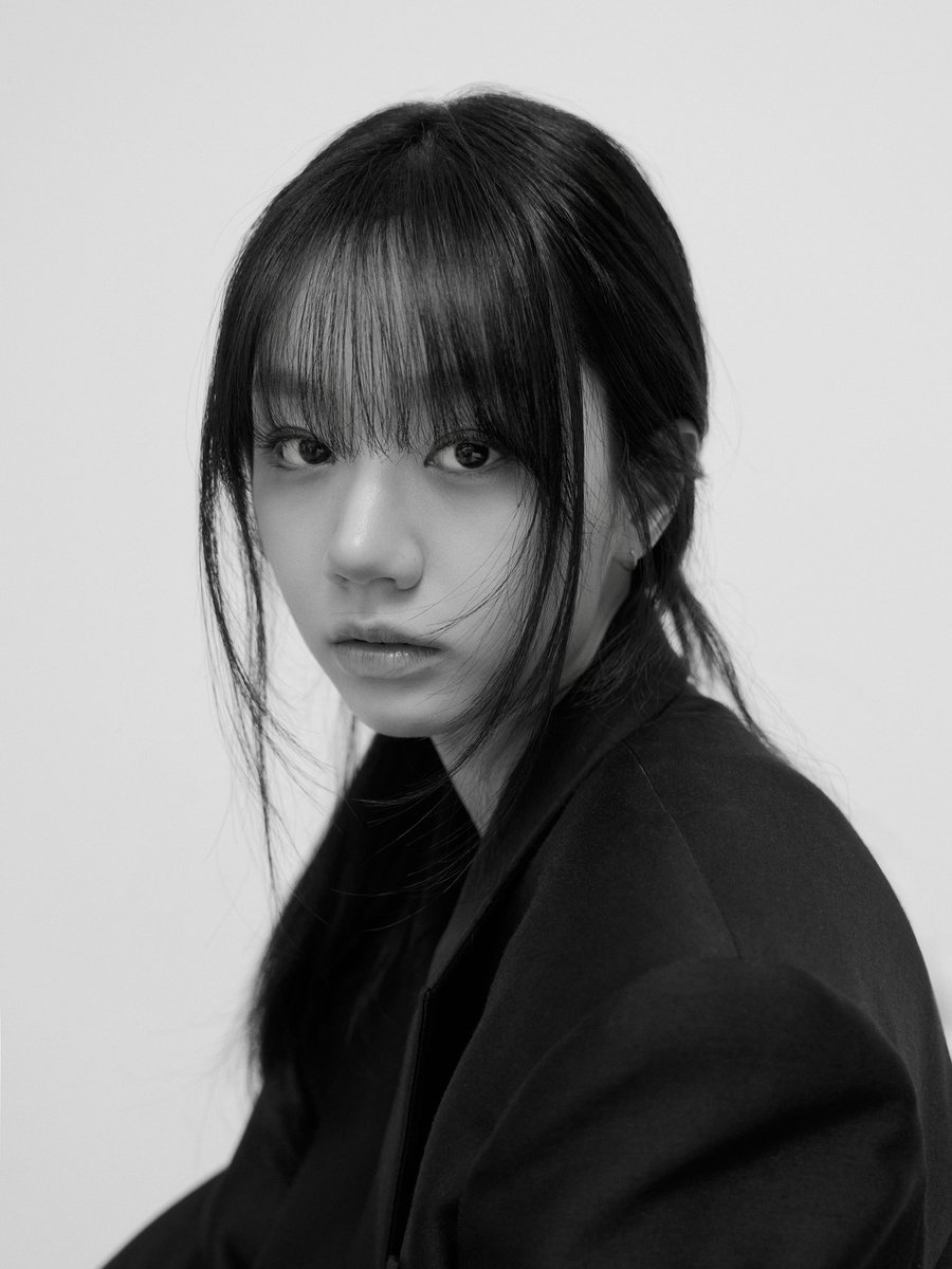 ManangRhiGla's tweet photo. lee hyeri in a black suit, that’s all https://t.co/aKOUfY8oxy