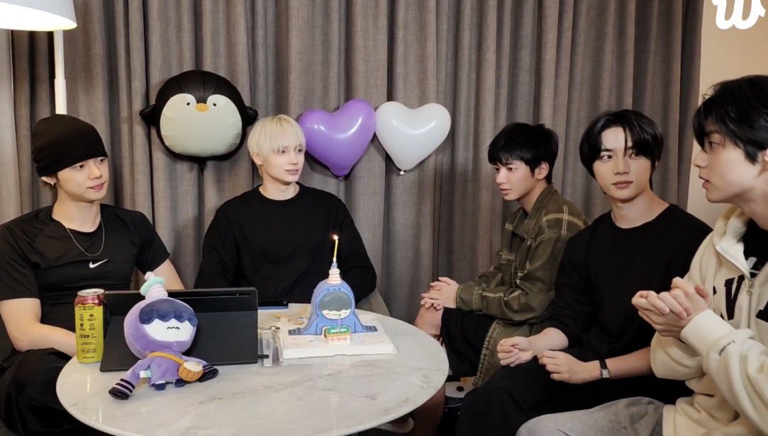 translatingTXT's tweet photo. 5 stars finally back together ⭐️💗 https://t.co/0rtvGHKnC1