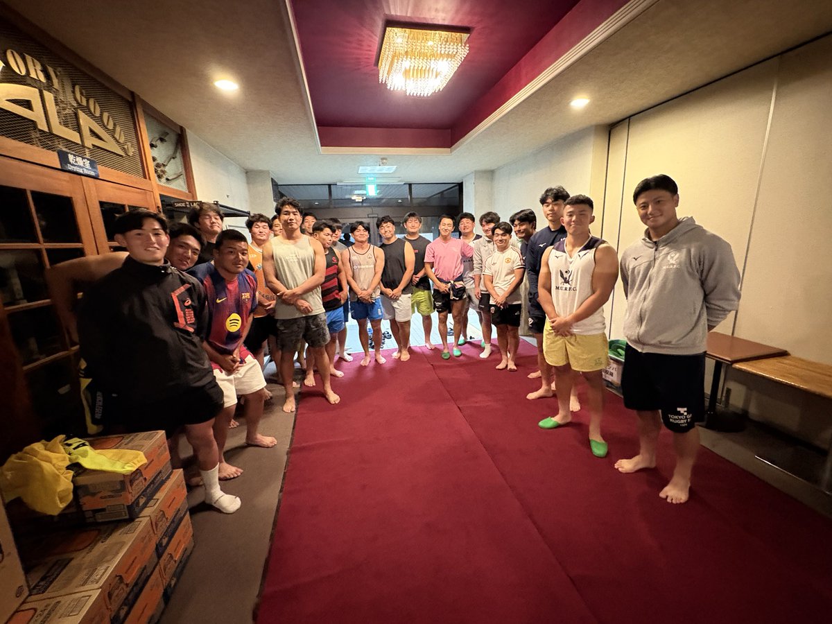 TsutomuFusePhD's tweet photo. 早稲田、明治のOBが後輩たちの激励に来てくれました。一人ひとりの想い出と目の前にいる成長して立派になった選手との嬉しいギャップを感じました。それにしてもたくさんいます。
#桐蔭学園ラグビー #早稲田大学ラグビー #明治大学ラグビー #スポーツ心理学 https://t.co/q0GoD6crbL