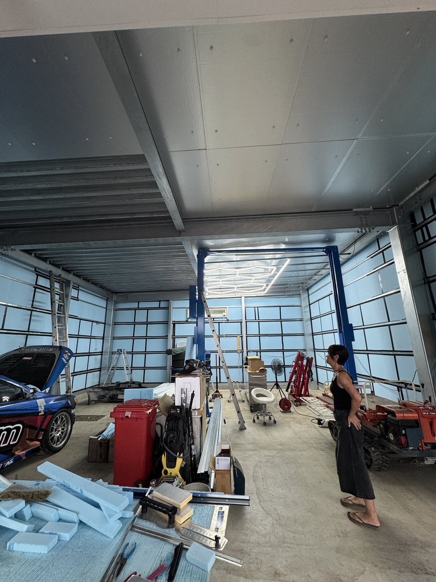 dreampower007's tweet photo. 地道に断熱材の施工と気密テープ張り https://t.co/twVOUWuQ9O